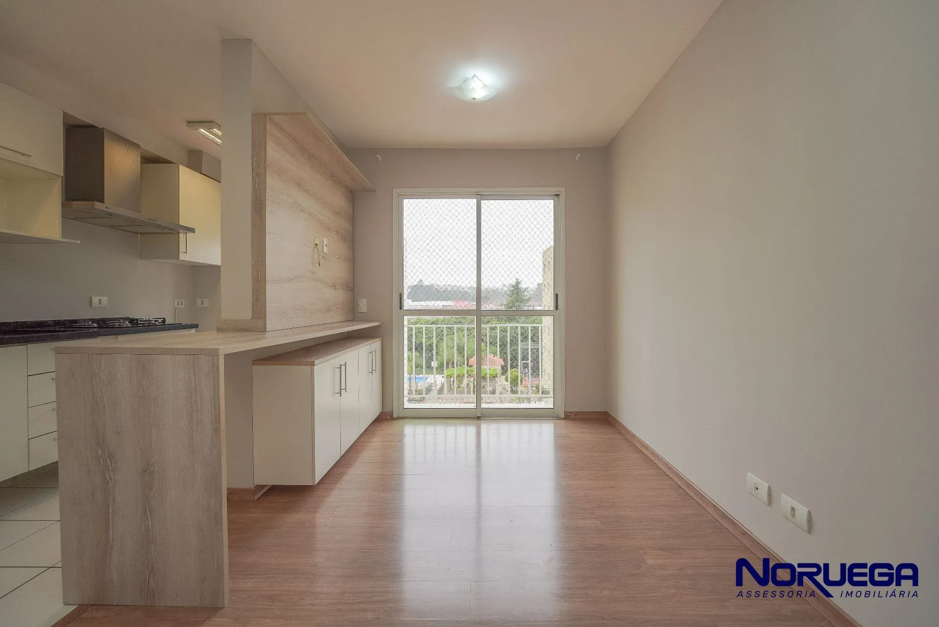 Wood or laminate floors in a 2-bedroom apartment, 88 m² — photo 14