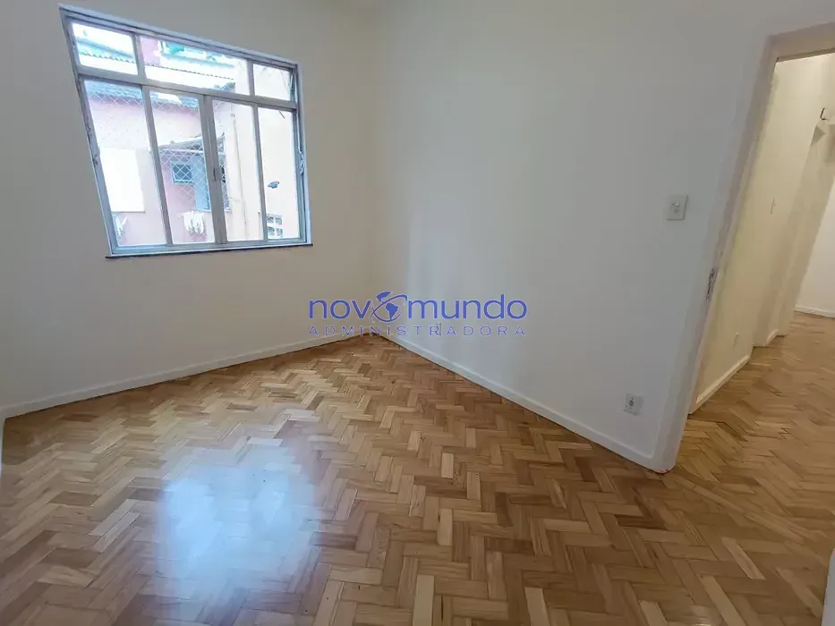 Apartamento de 3 quartos com piso de madeira ou laminado — photo 4