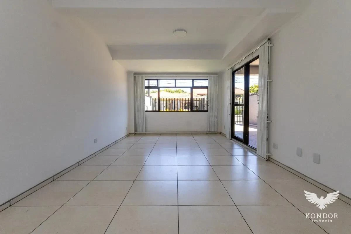 Walk-in closet in a 3-bedroom house, 184 m²