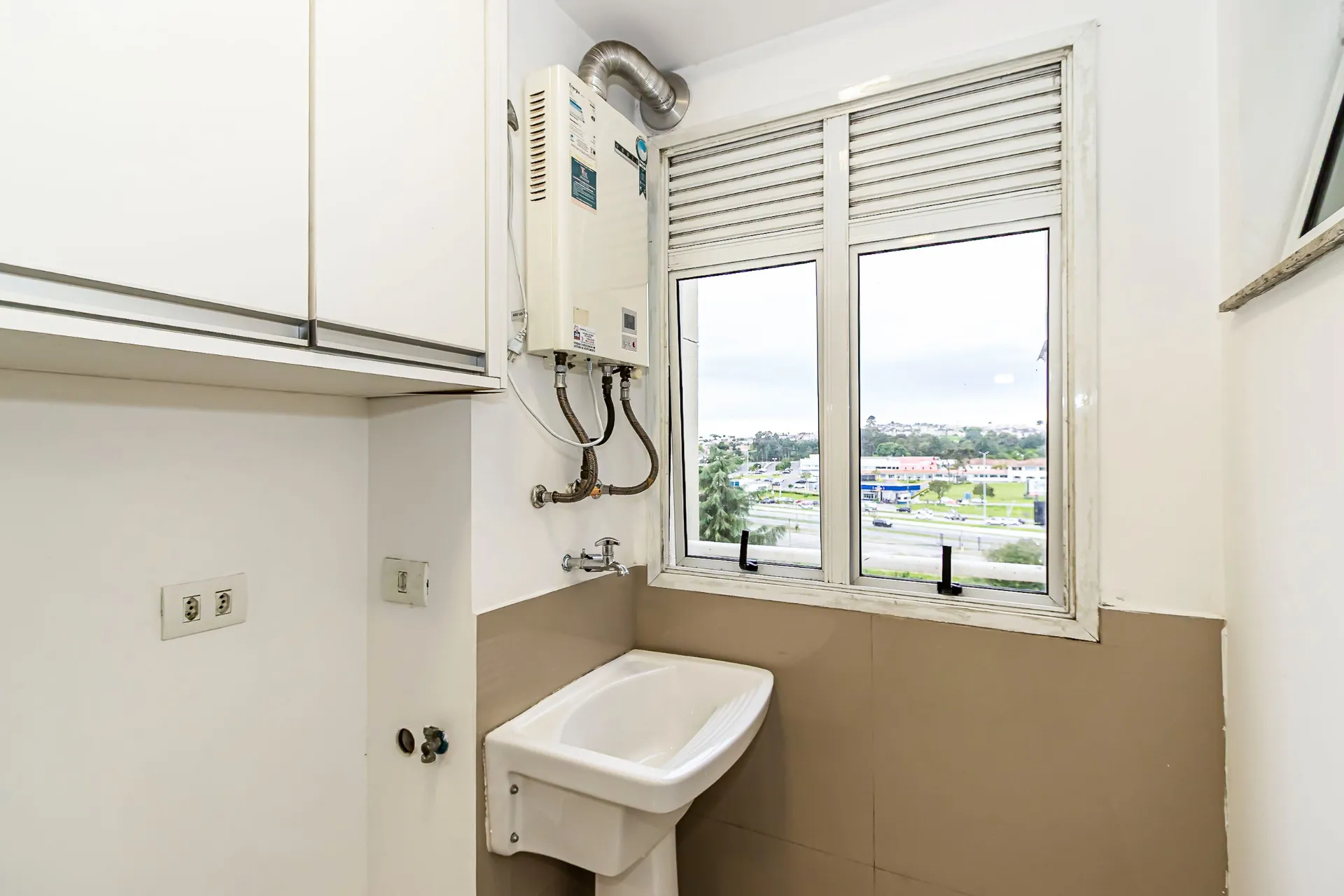 3-bedroom apartment in a building with a pool — photo 32