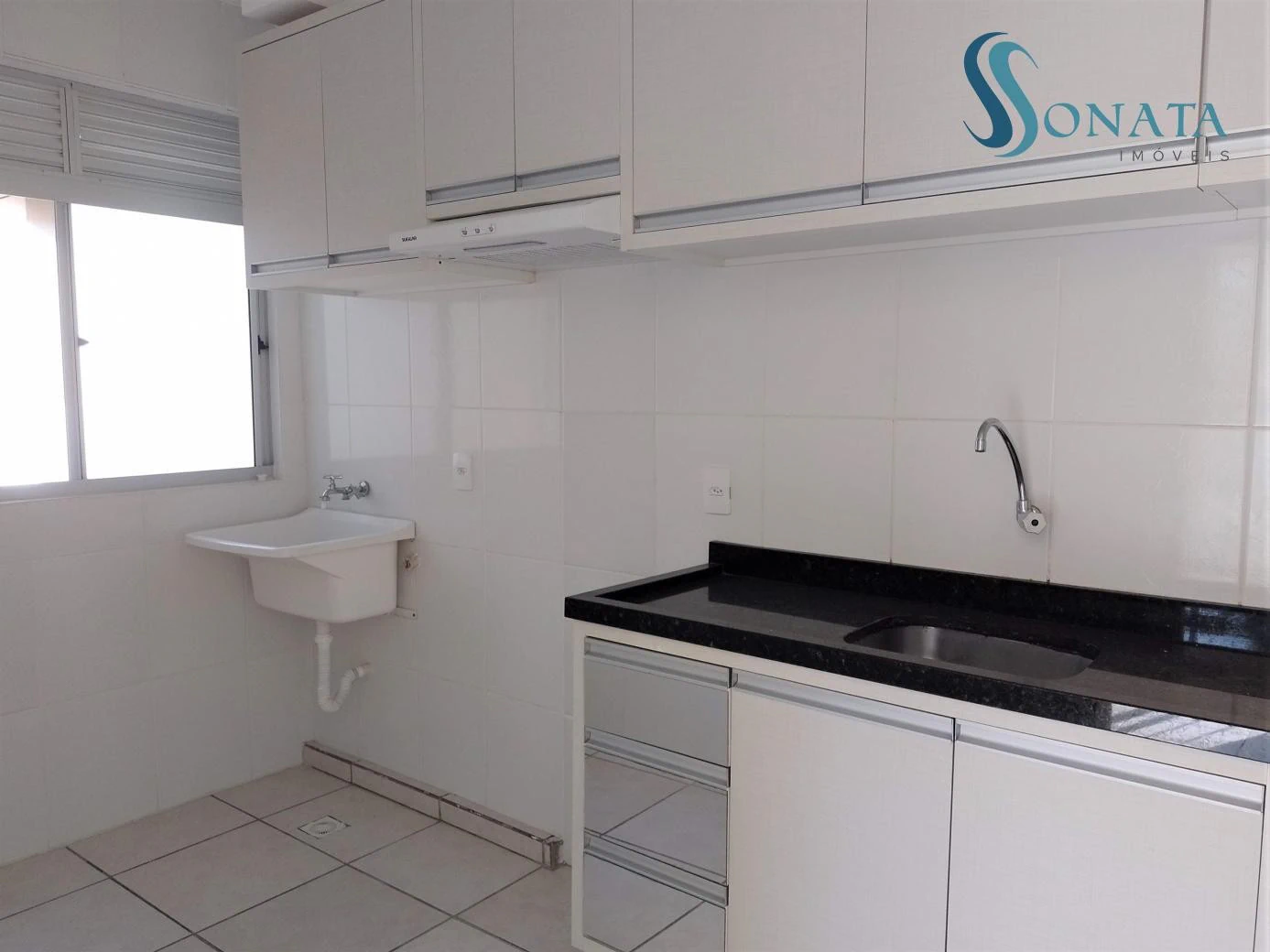 2-bedroom apartment with a closed-off kitchen — photo 3