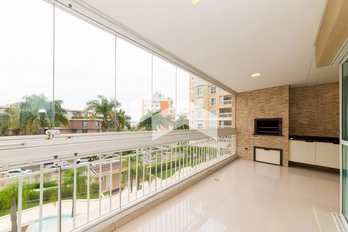 3-bedroom apartment in a building with a gym
