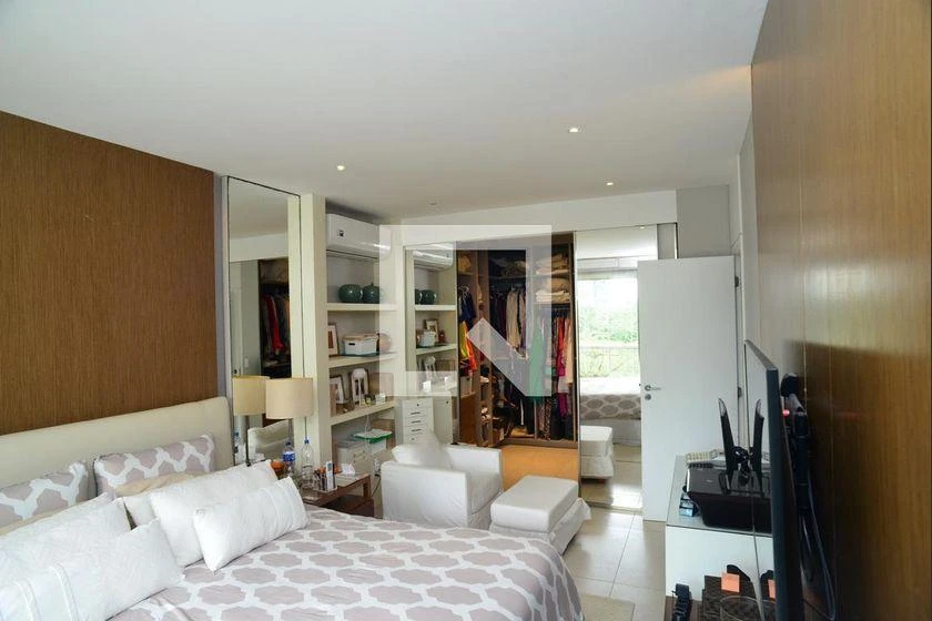 298 m² rental apartment with 4 en-suite bedrooms and balcony — photo 6