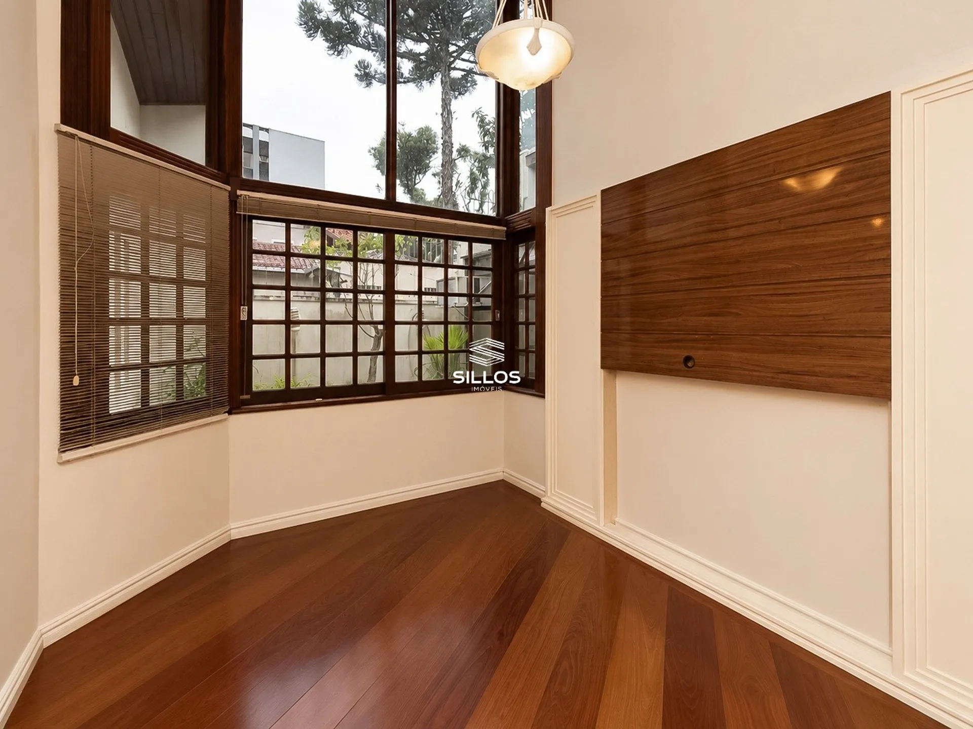 4-bedroom house with a fireplace — photo 20