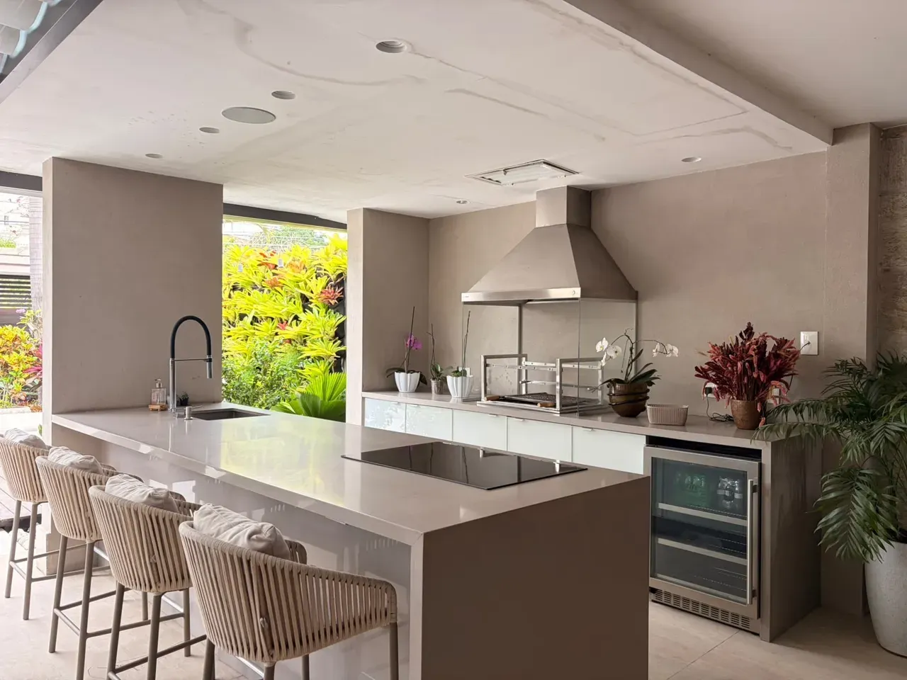 373 m² house with a home office and a grill on the balcony — photo 19