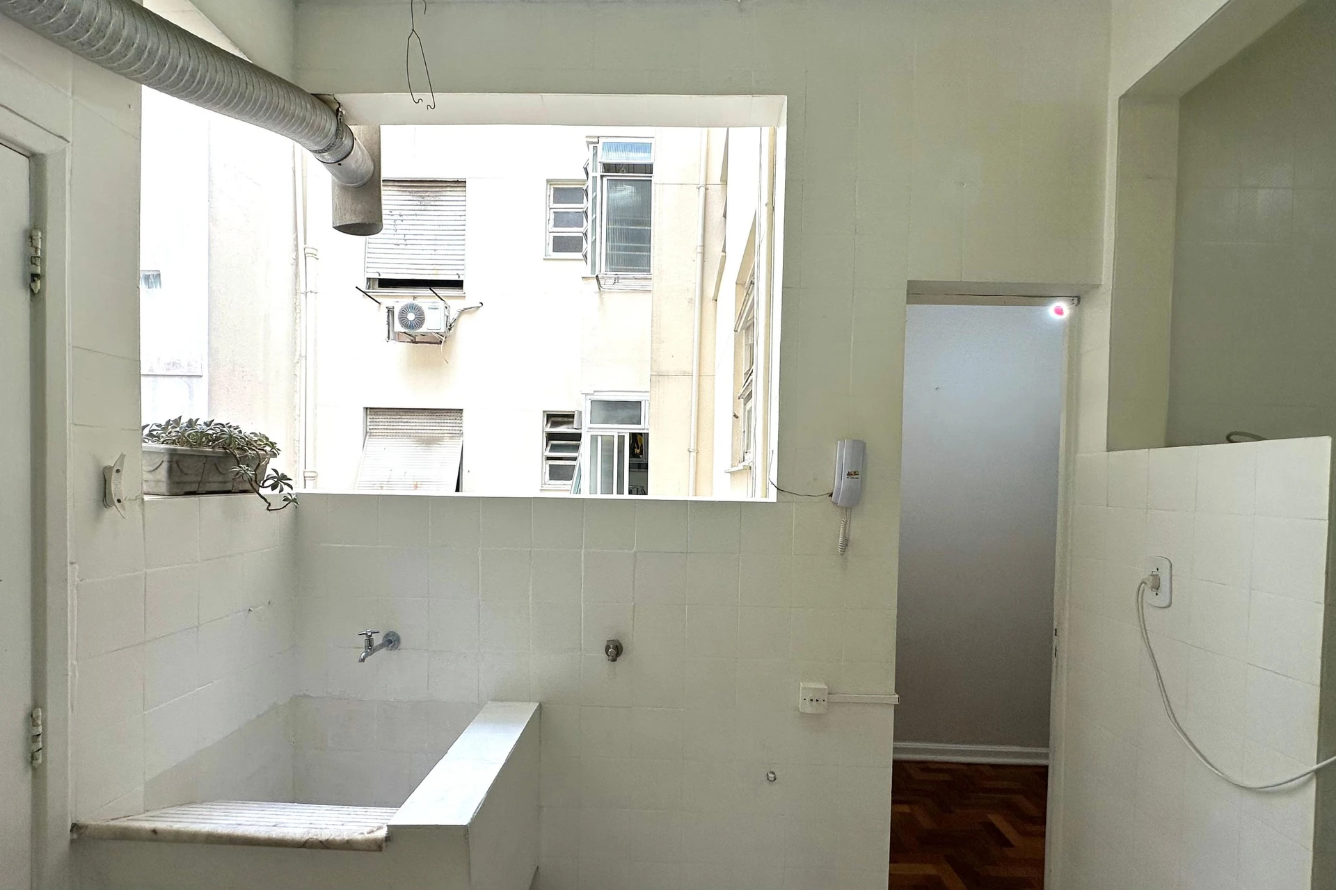 Квартира з 3 спальнями та дерев'яною підлогою або ламінатом — photo 29