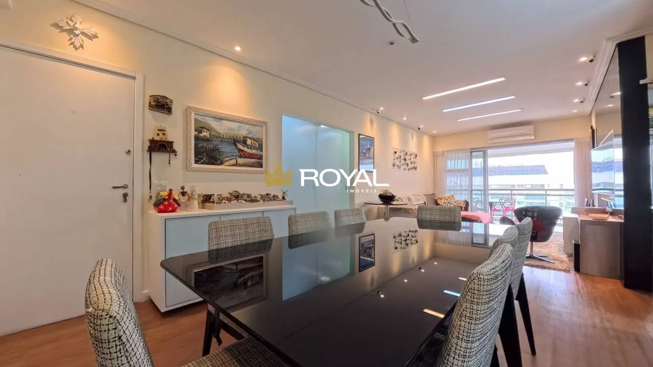 4-bedroom apartment in a building with a pool — photo 16