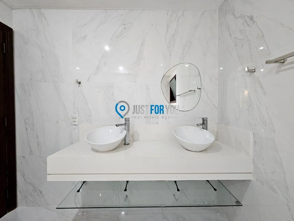 Furnished 4-bedroom house with 5 bathrooms and 350 m² — photo 25