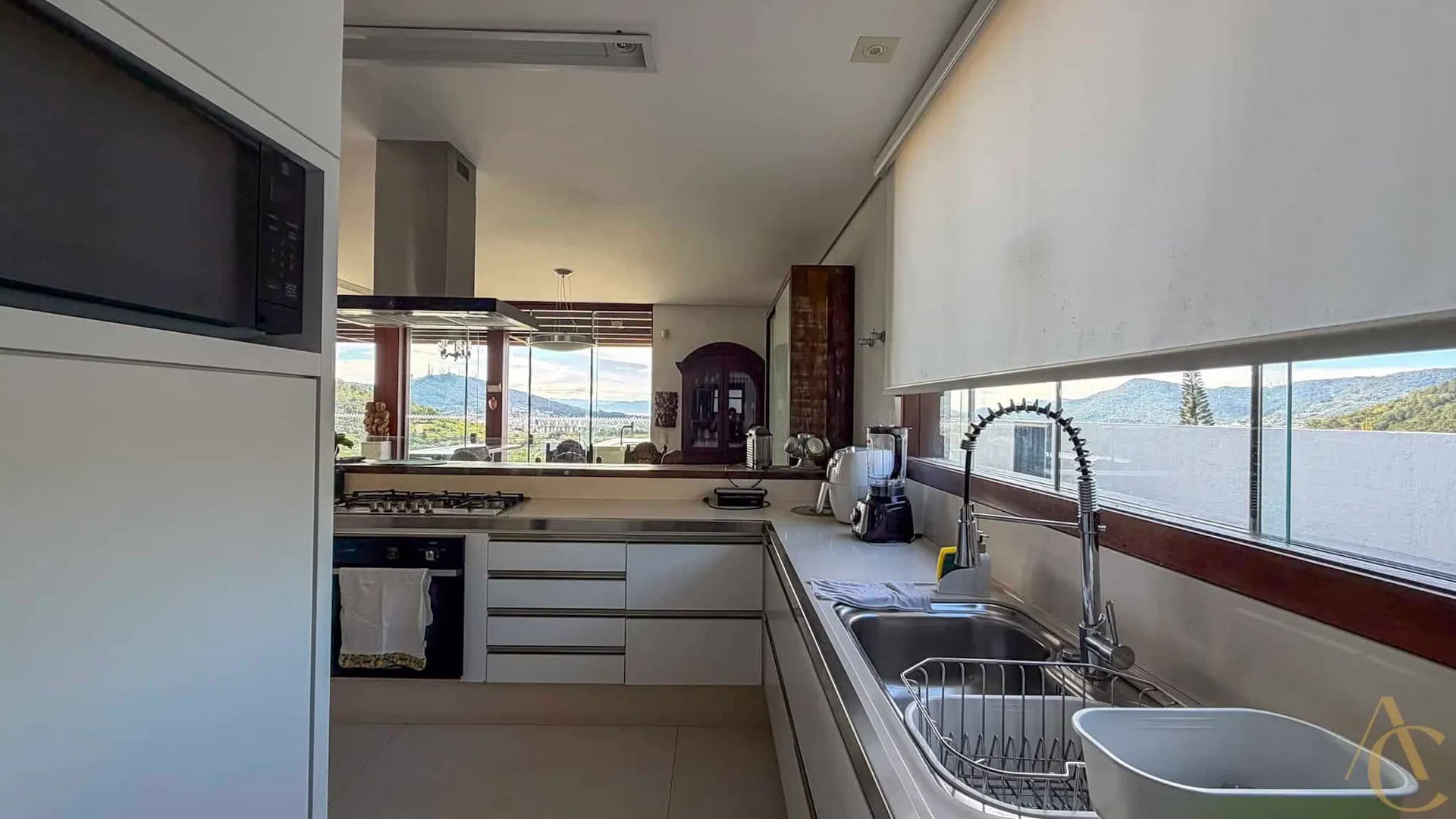 Furnished house, 689 m², with a grill on the balcony — photo 2