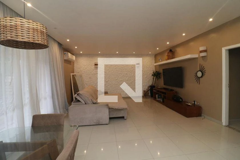 Casa, 747 m², com espaço de home office