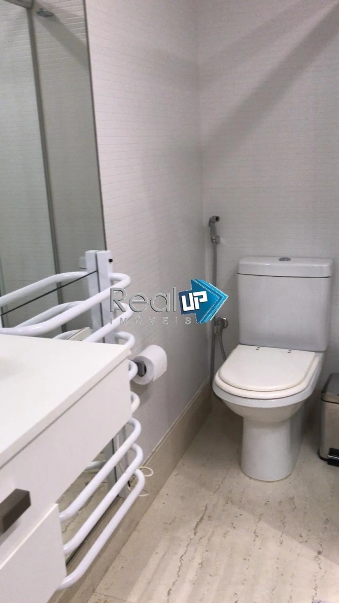 Furnished apartment with 4 bedrooms and an open kitchen — photo 22