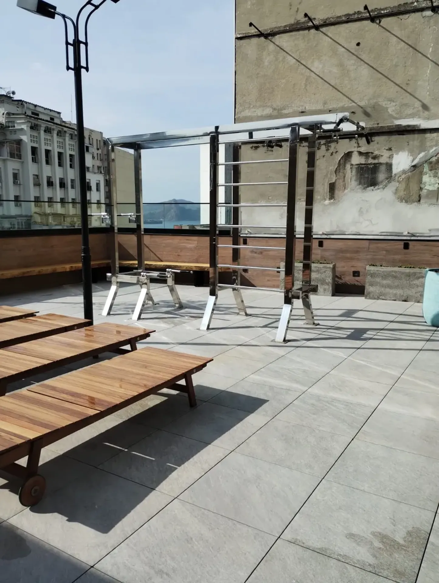 Studio on the 21st floor with a grill on the balcony — photo 21