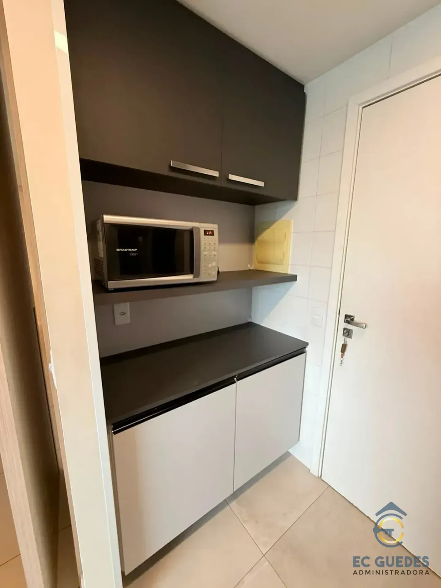 Furnished 3-bedroom apartment with glassed balcony — photo 12