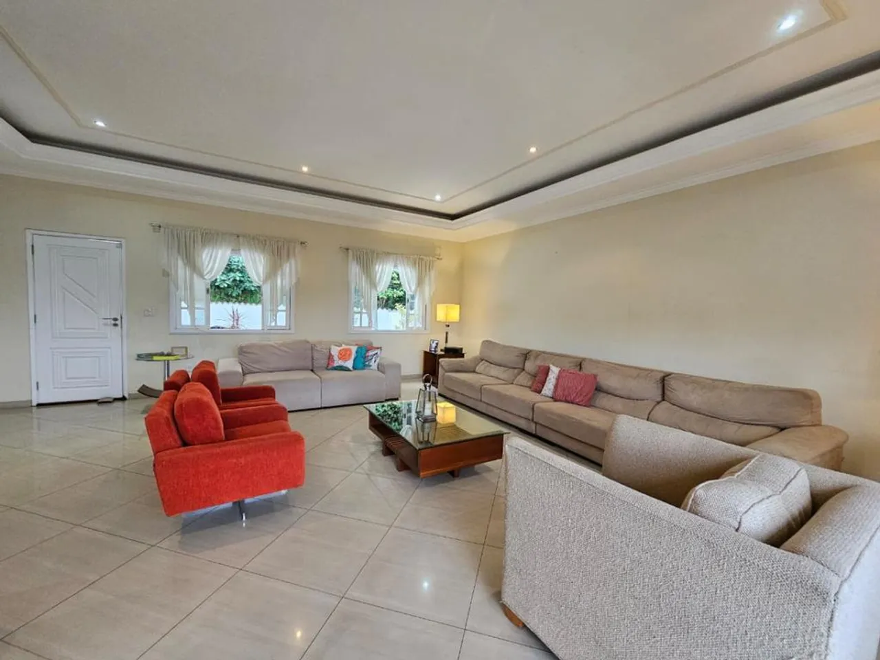 House with 5 bedrooms and open-plan kitchen — photo 11