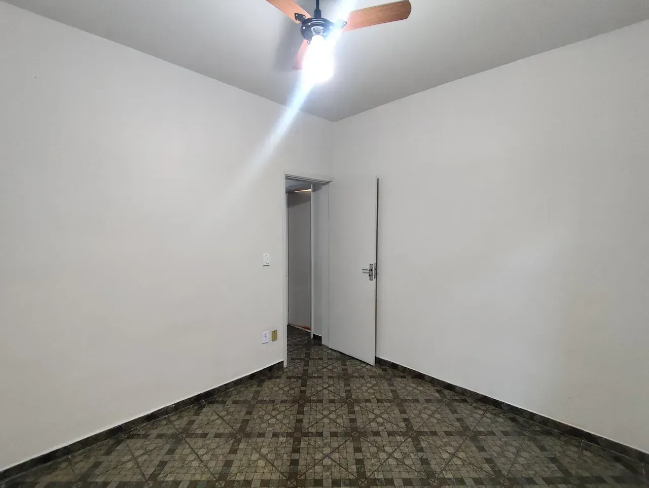 Unfurnished apartment with 2 bedrooms and a washing machine — photo 5