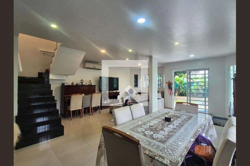 Condominium house with 4 bedrooms and a gas stove