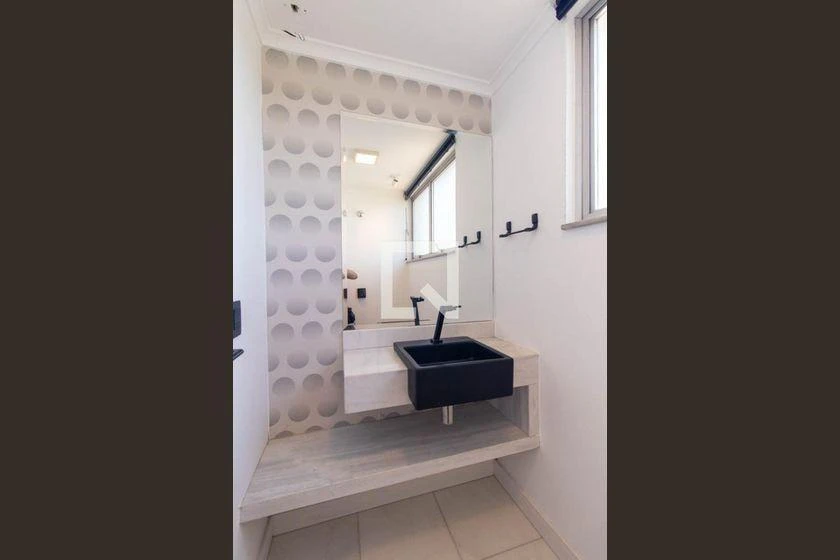 Rental apartment with 5 bedrooms and an enclosed balcony