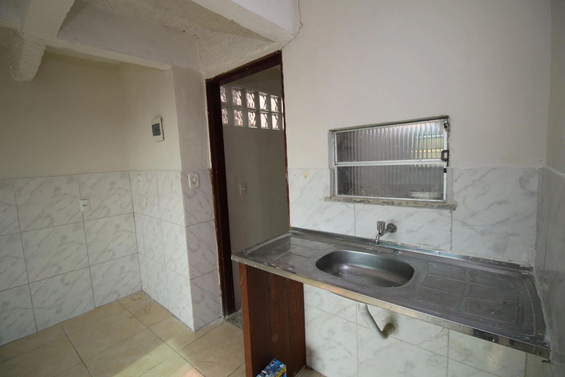 Unfurnished studio with 1 bedroom and a gas stove — photo 2