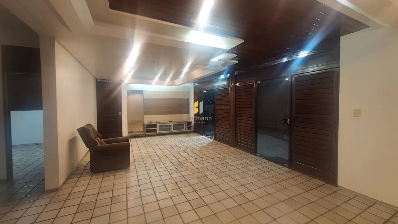 Дом с 4 спальнями и 5 ванными, 320 м²