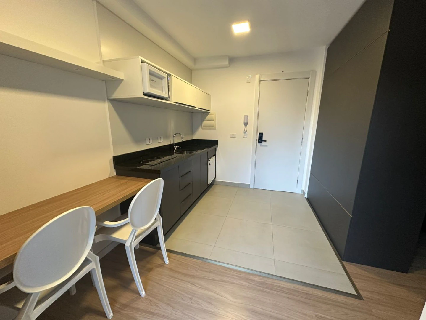Furnished studio with a glass shower and 1 bedroom — photo 2