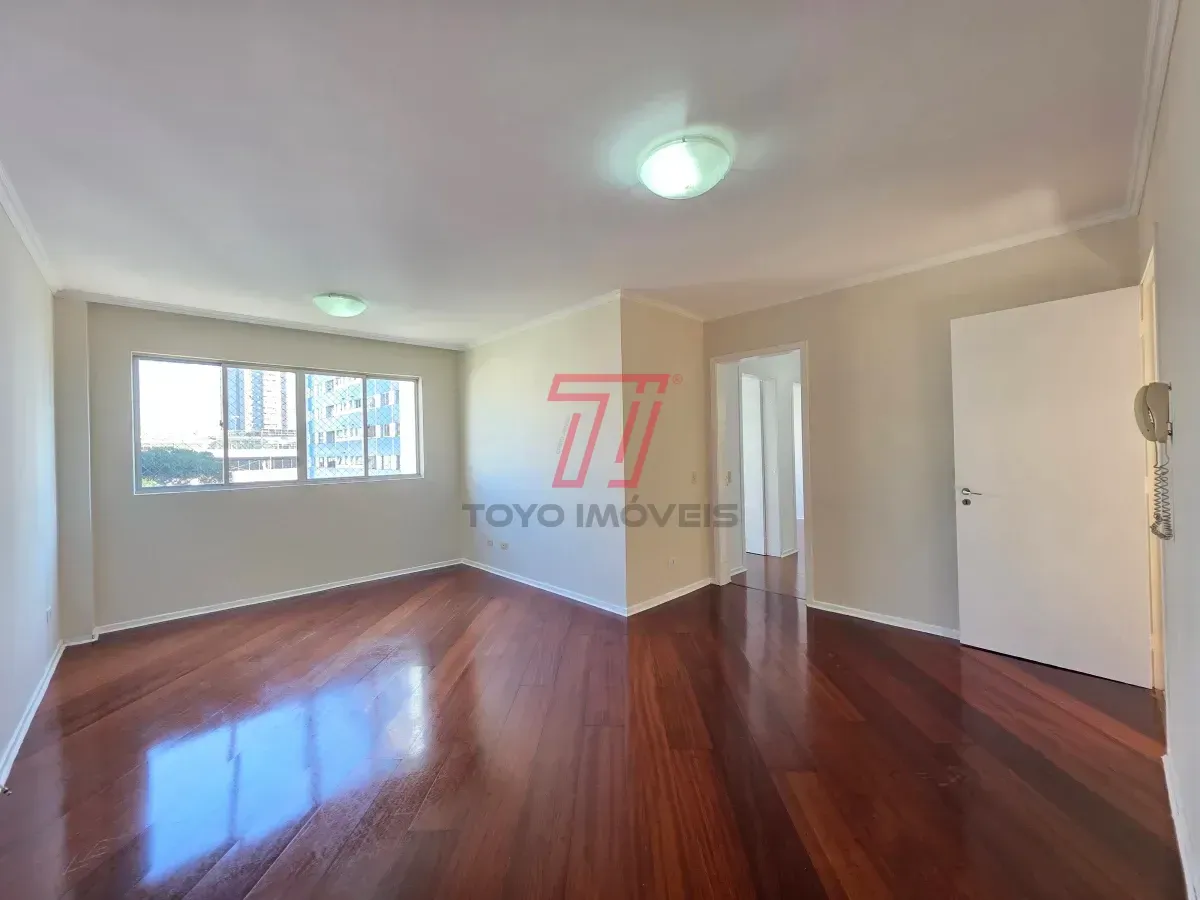 Apartamento de 3 quartos com piso de madeira na sala — photo 3