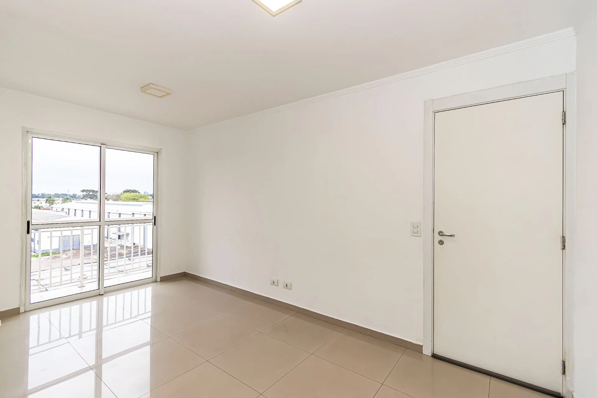 3-bedroom apartment in a building with a pool — photo 5