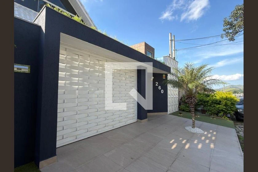 Casa mobiliada, 750 m², com janelas do piso ao teto