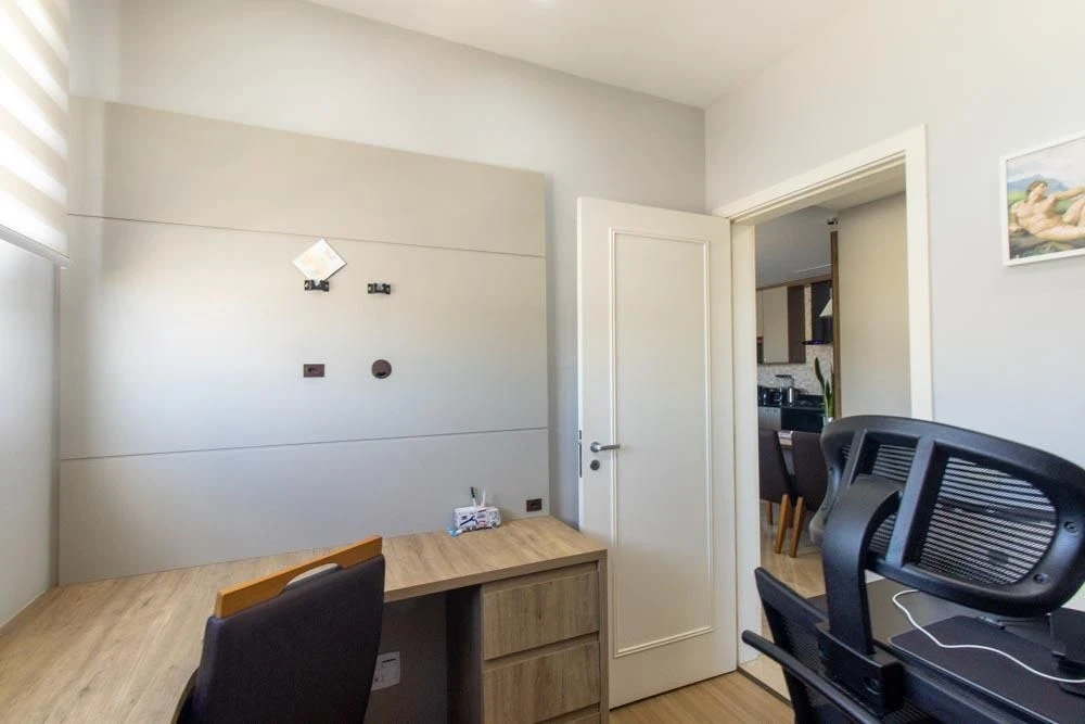 Furnished 2-bedroom apartment with an open-plan kitchen — photo 37