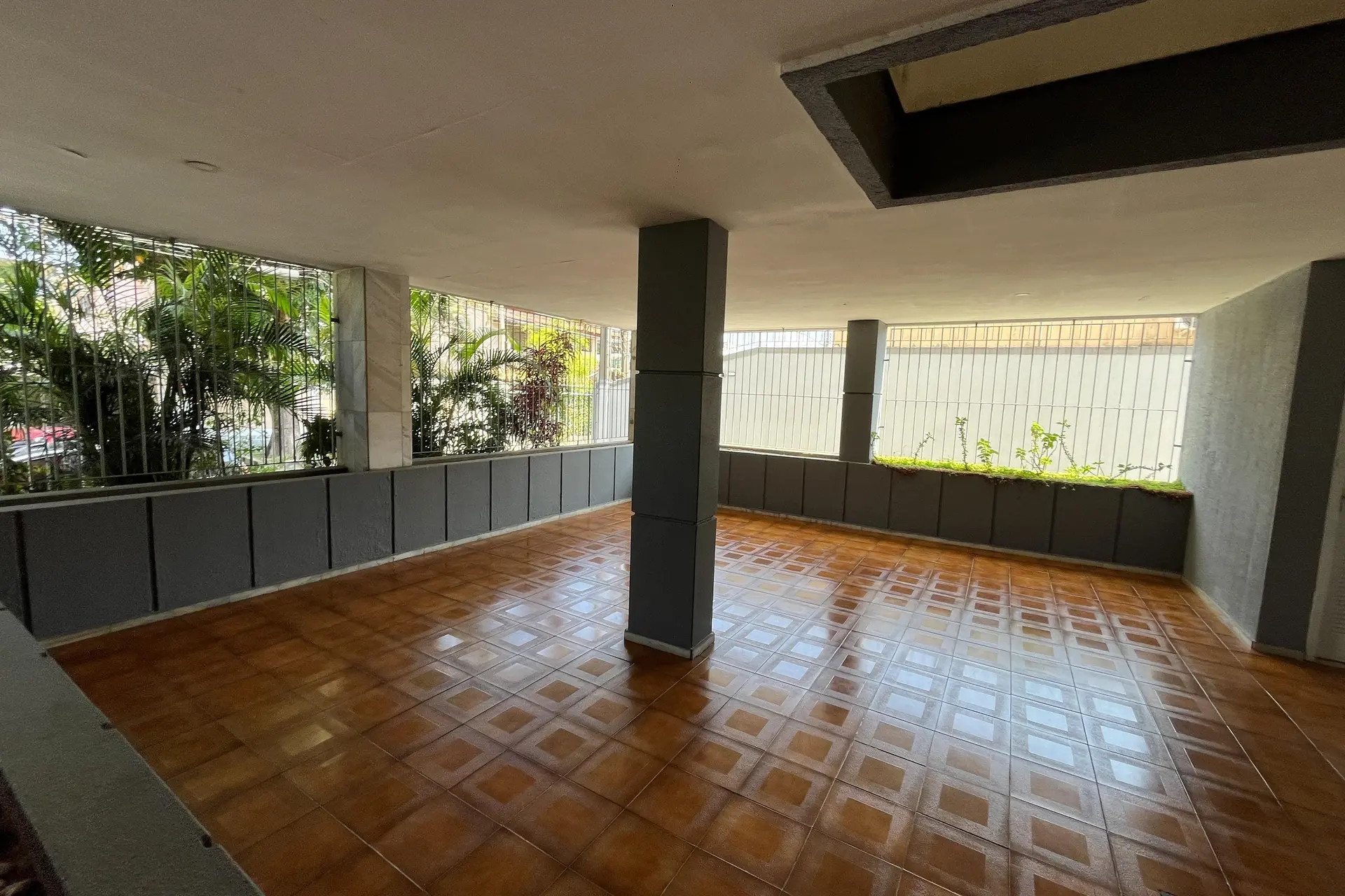 Glass-enclosed balcony in a 3-bedroom apartment, 131 m² — photo 42