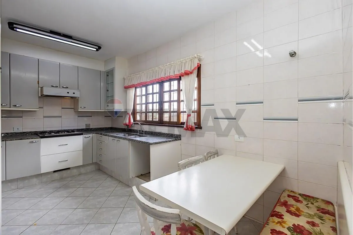 Casa de 303 m² com 4 quartos e churrasqueira privativa — photo 9