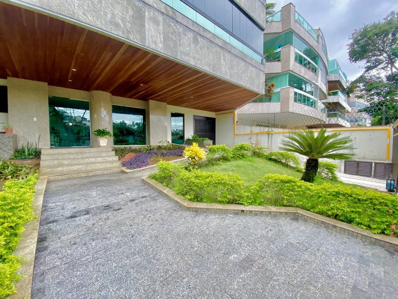 Furnished 369 m² apartment with a closed kitchen — photo 2