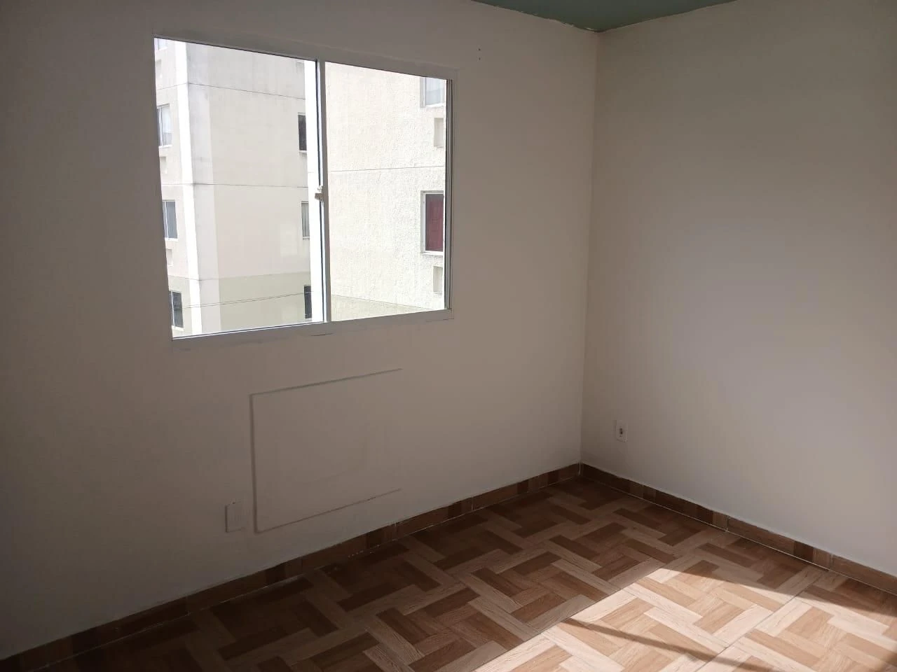 Apartamento sem mobília com box de vidro no banheiro — photo 12