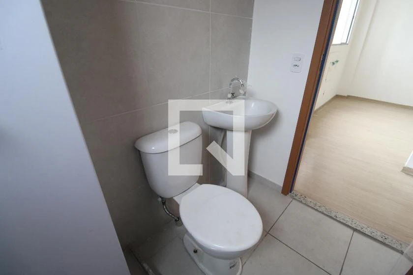 Apartamento de 2 quartos em condomínio com piscina — photo 2