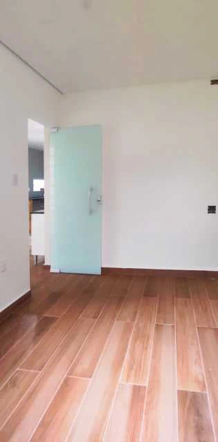 House with 3 bedrooms and a glass shower enclosure — photo 19