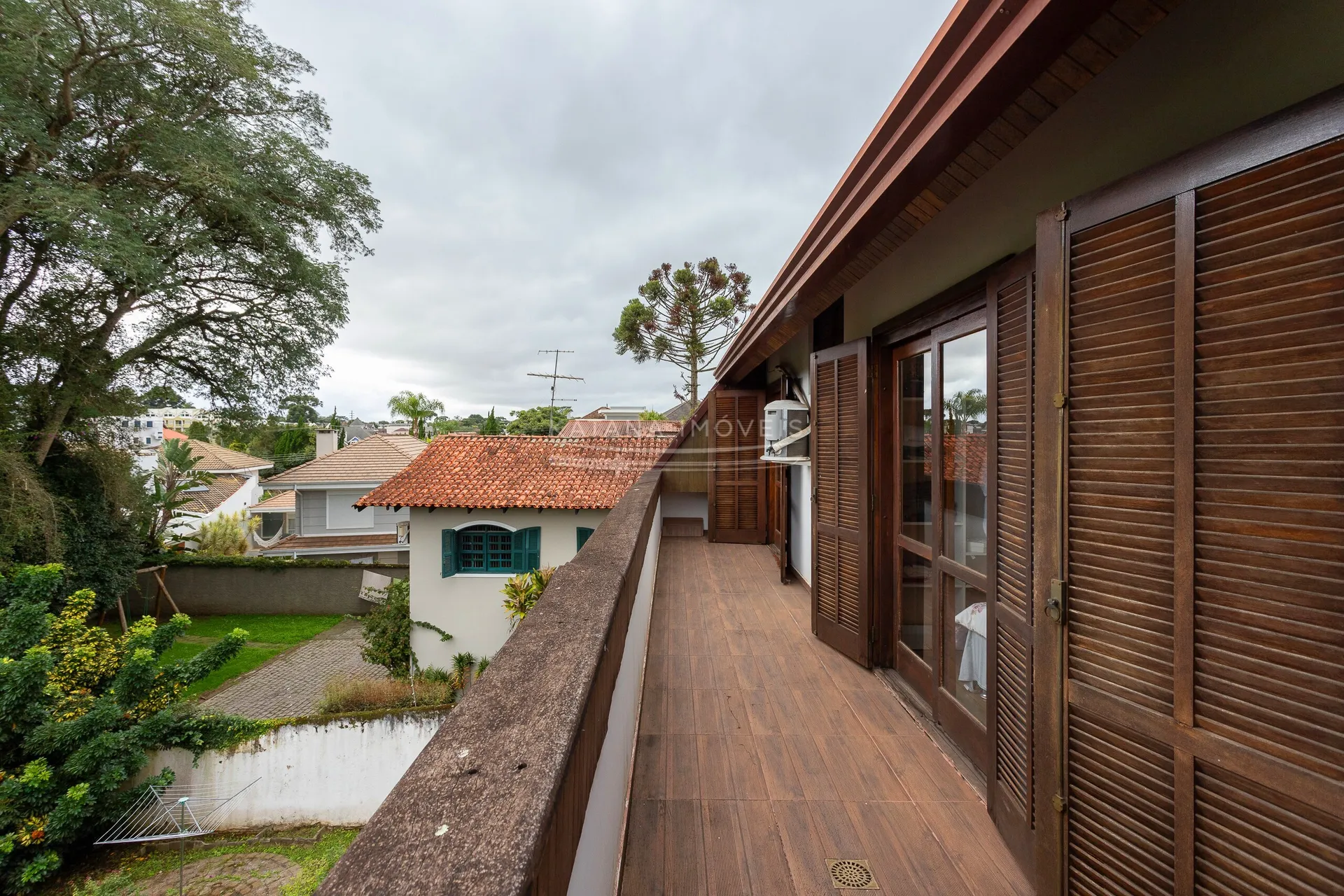 House with a closed kitchen and gas stove, 4 bedrooms — photo 25
