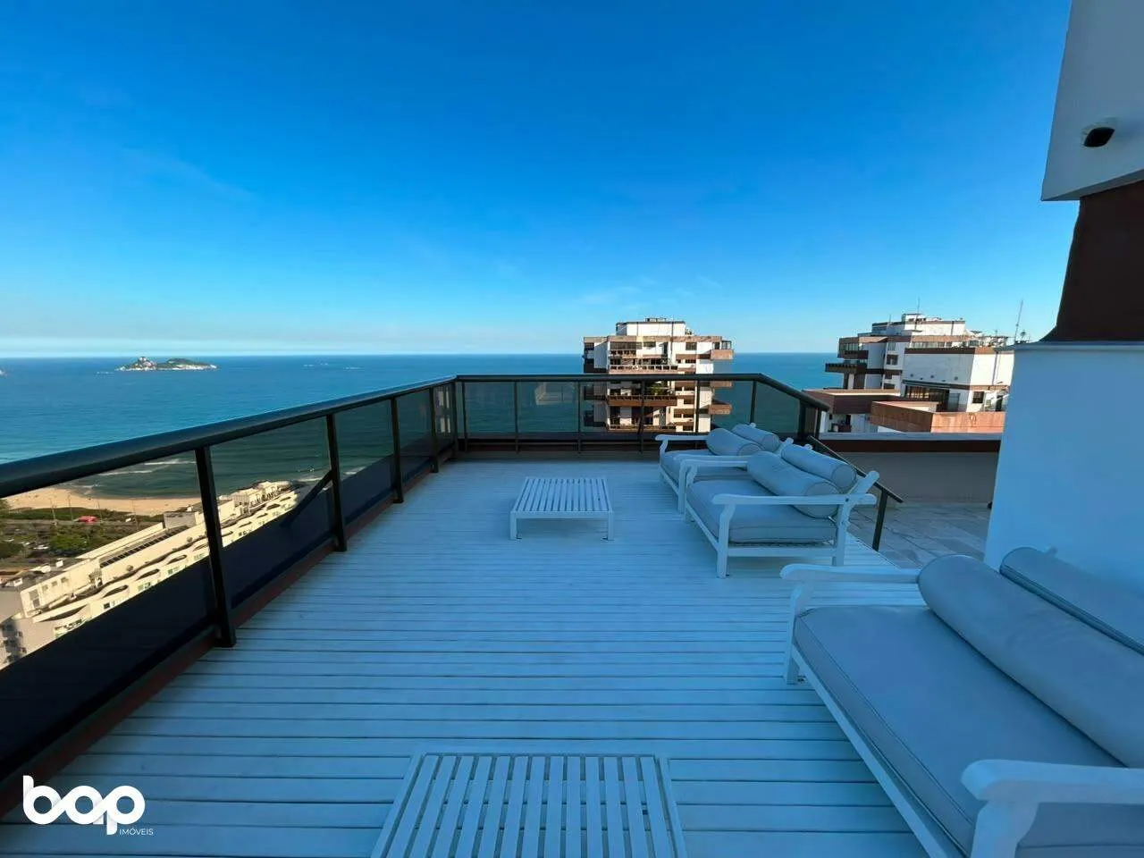 One-bedroom apartment with a mountain view — photo 5