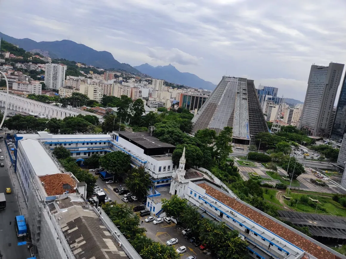 Studio com piso de madeira ou laminado, Centro — photo 2