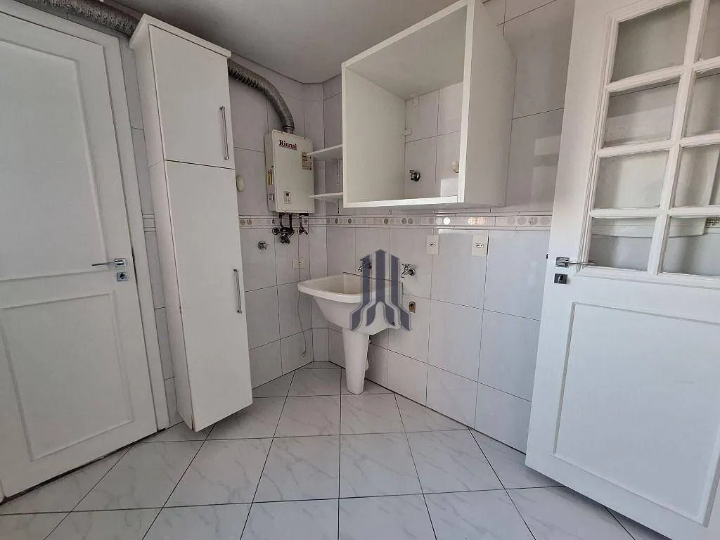 113 m² apartment with a bathtub and a walk-in closet — photo 4