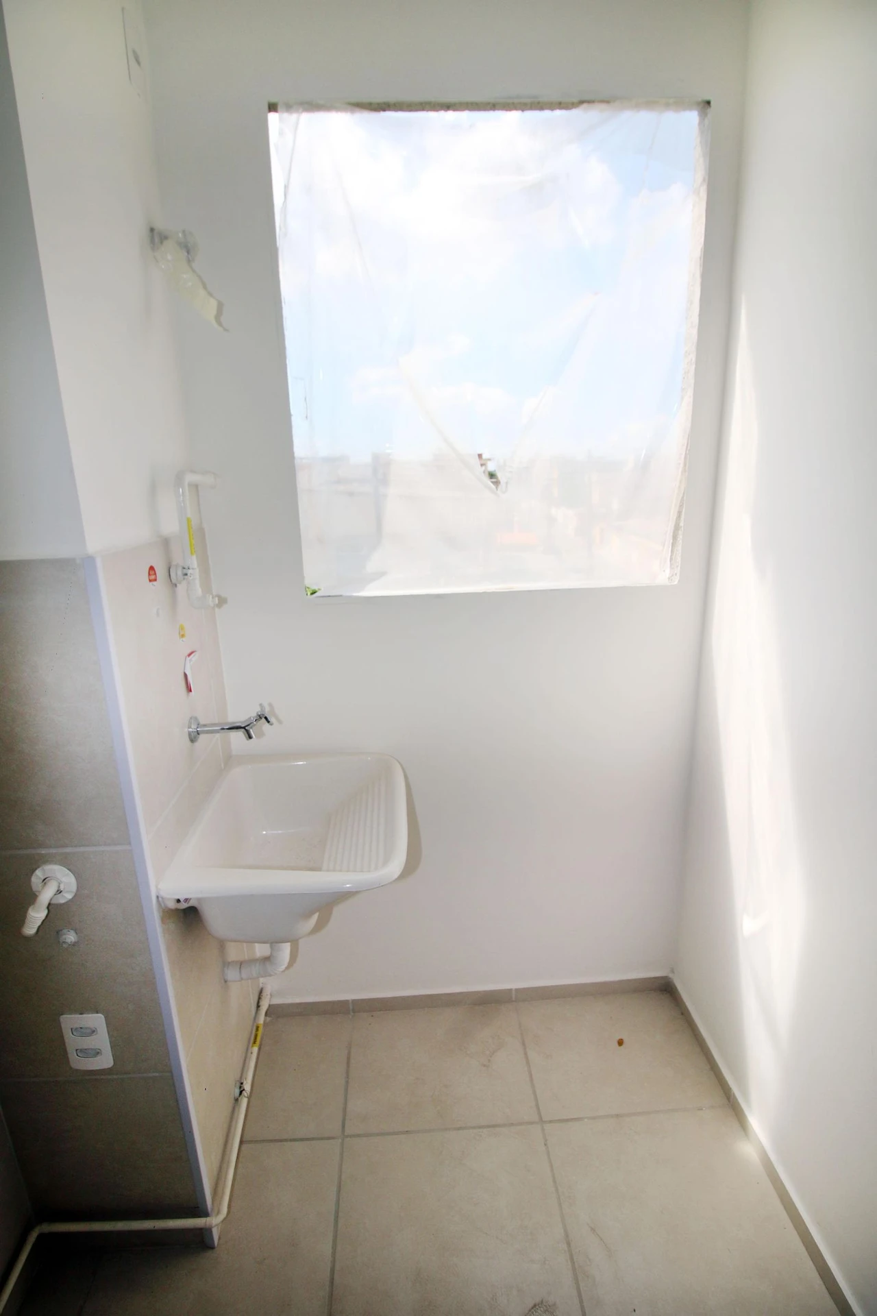 2-bedroom apartment in a building with a gym — photo 12