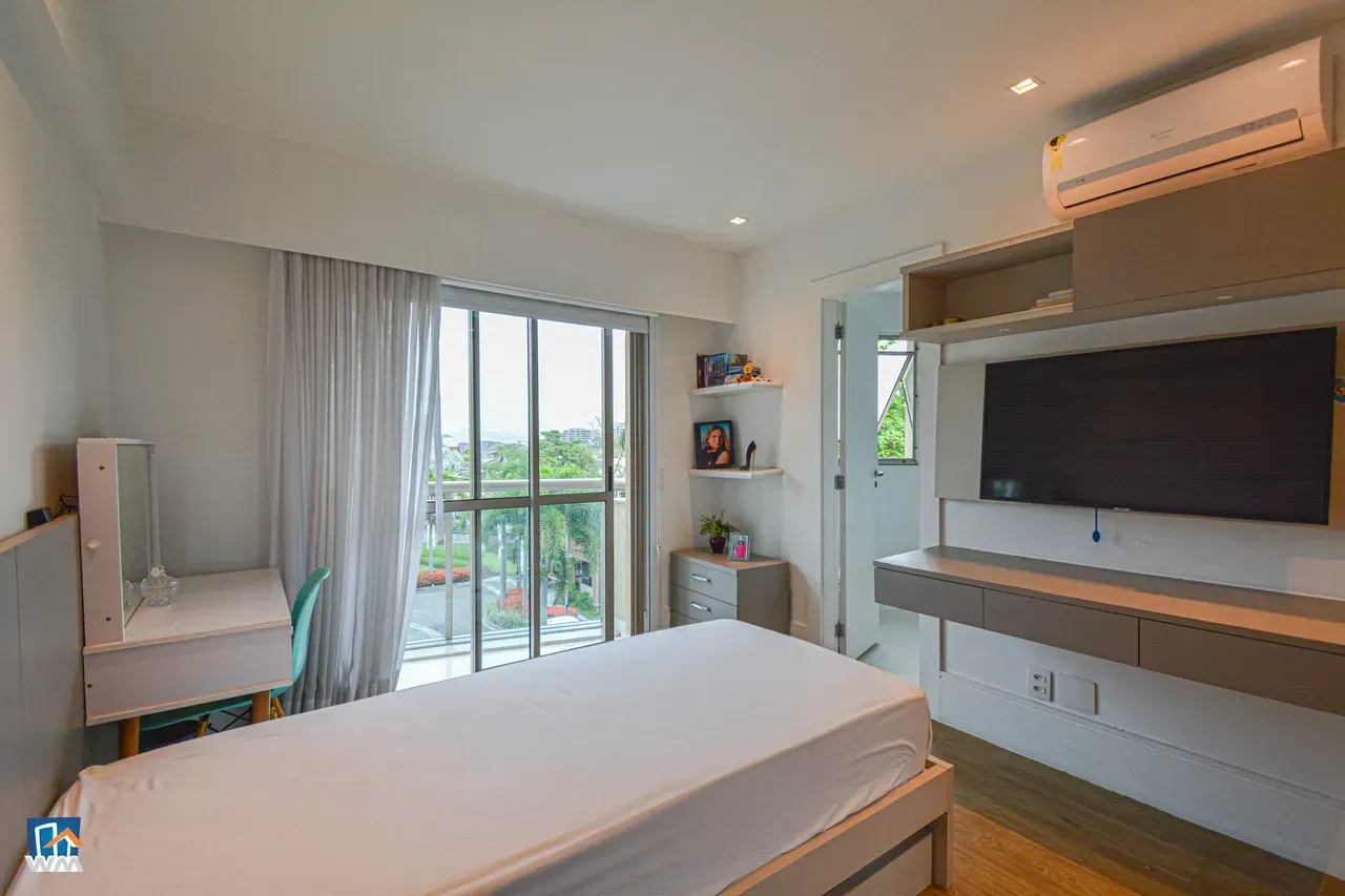 4-bedroom apartment with open-plan kitchen and electric stove — photo 21