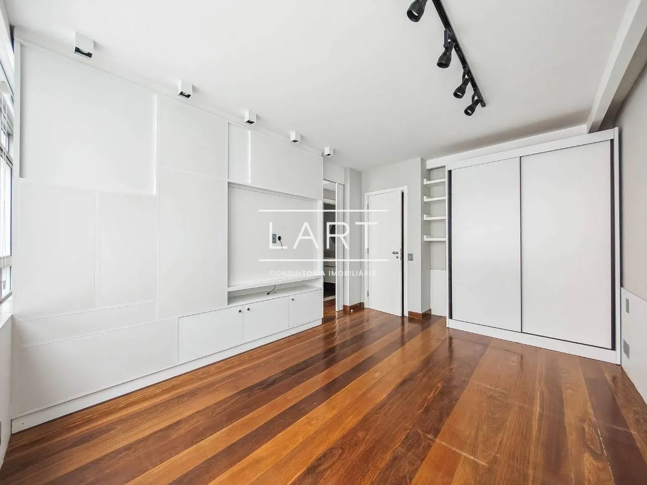 Furnished apartment, 465 m², with a water view — photo 16
