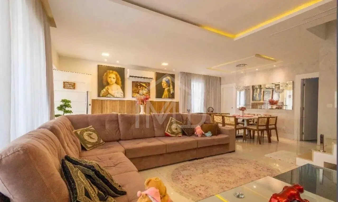 Furnished house, 310 m², with floor-to-ceiling windows