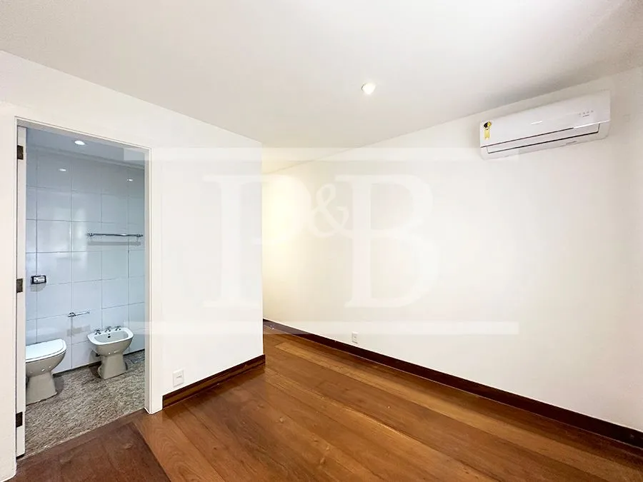 3-bedroom apartment with 230 m² and glassed-in balcony — photo 22