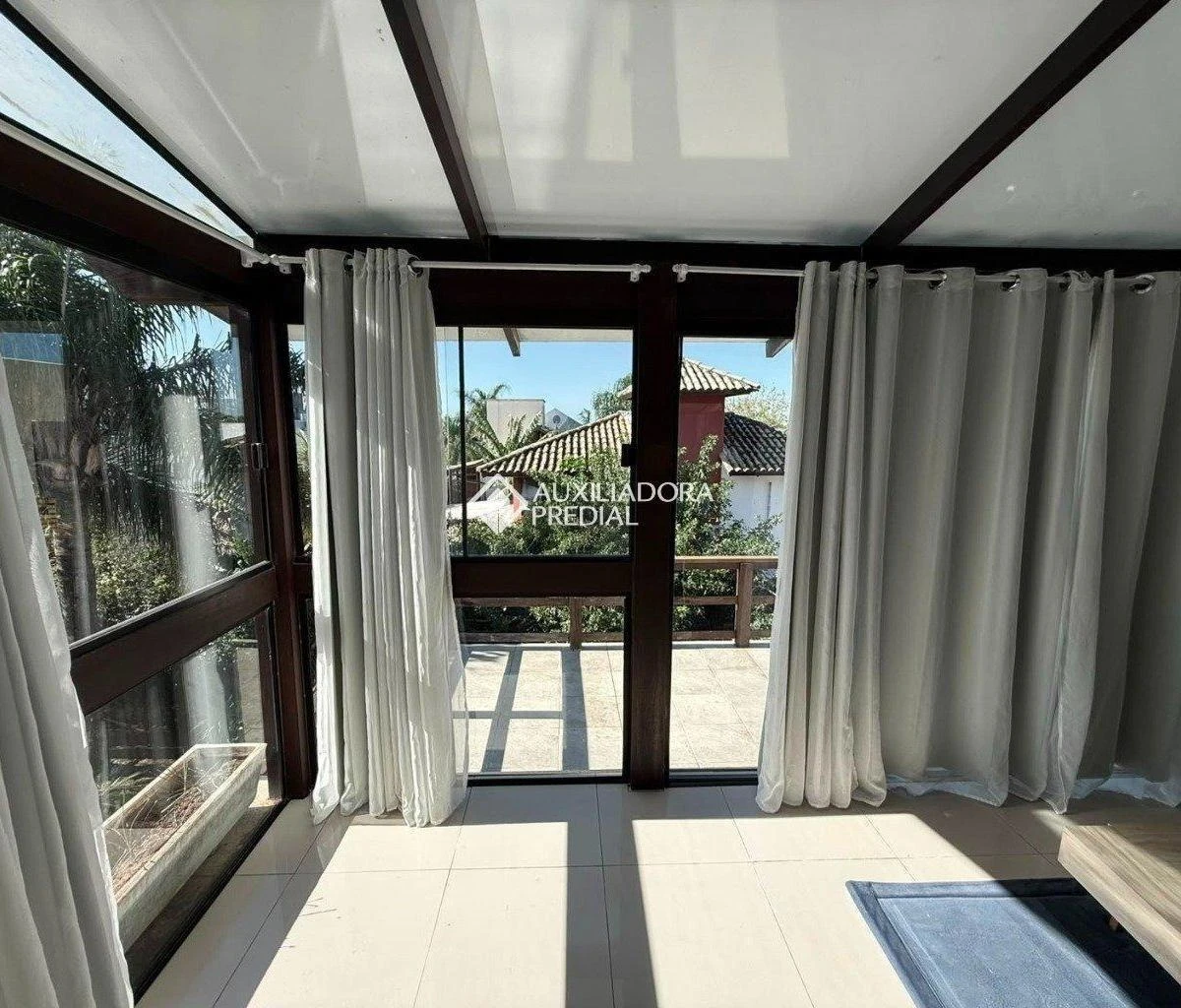 3-bedroom house with a grill on the balcony in Florianópolis — photo 12