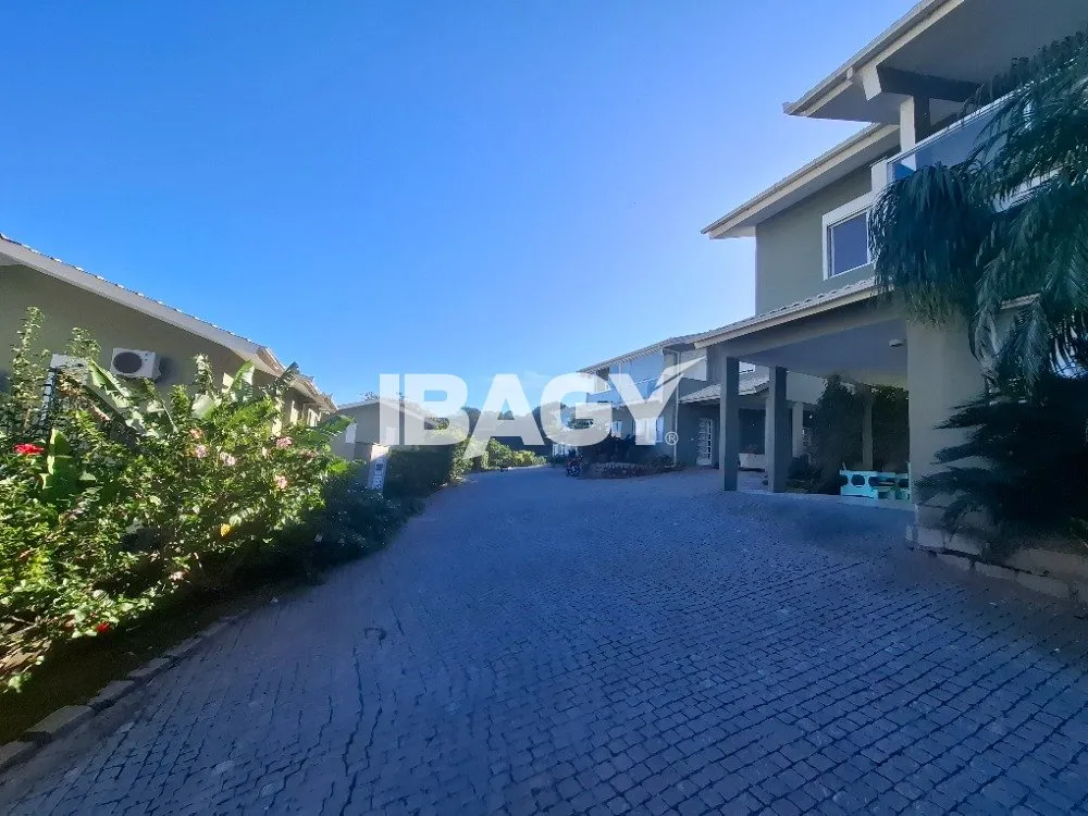 House with 3 bedrooms and 246 m², open-plan kitchen — photo 40