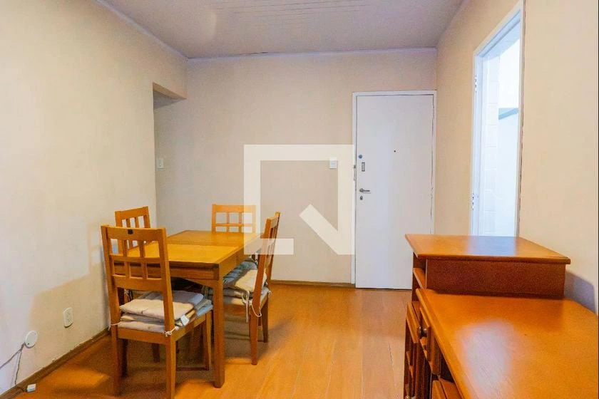 3-bedroom apartment in a building with a pool — photo 4