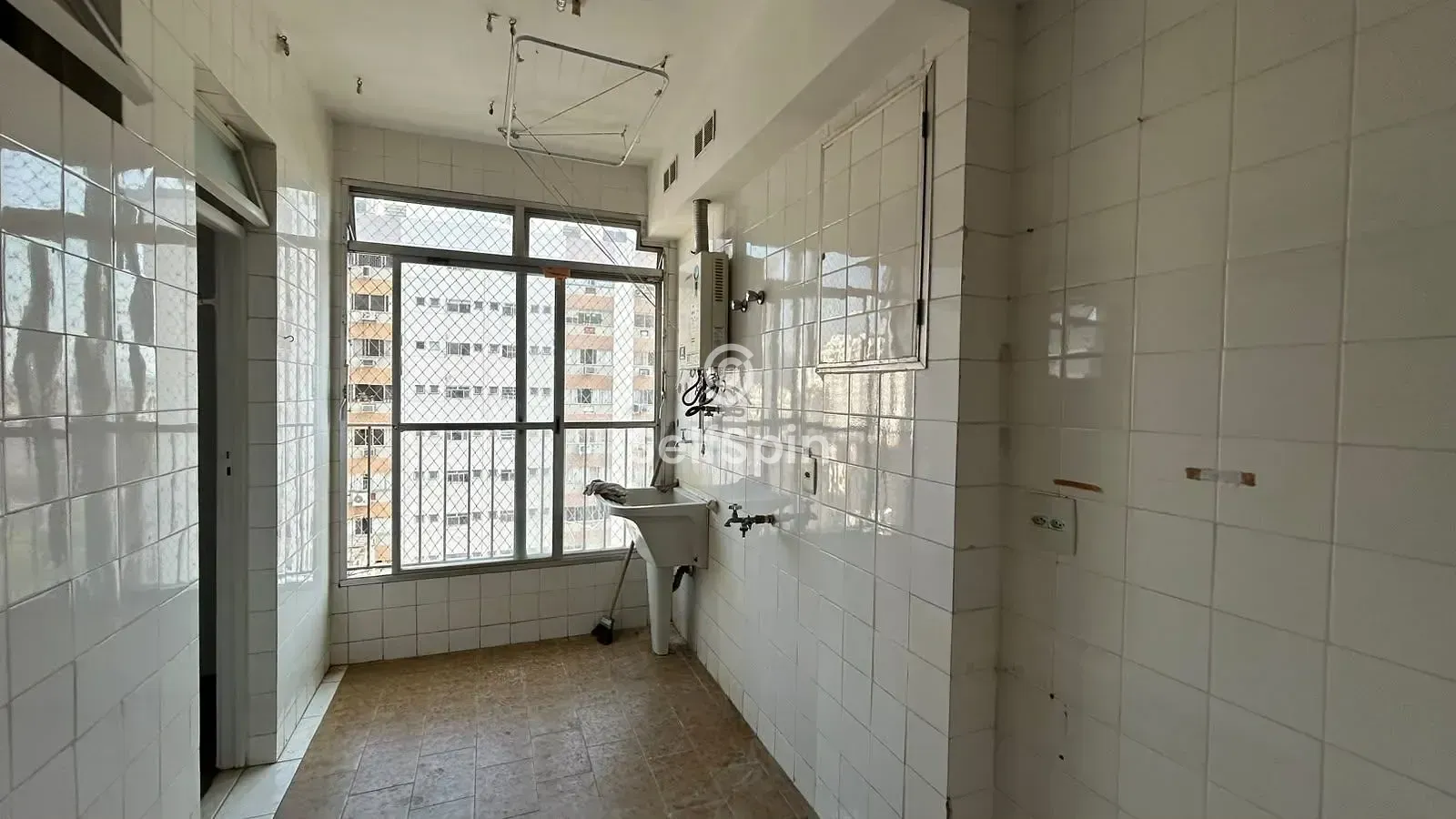 Wood or laminate floors in a 4-bedroom apartment, 114 m² — photo 13