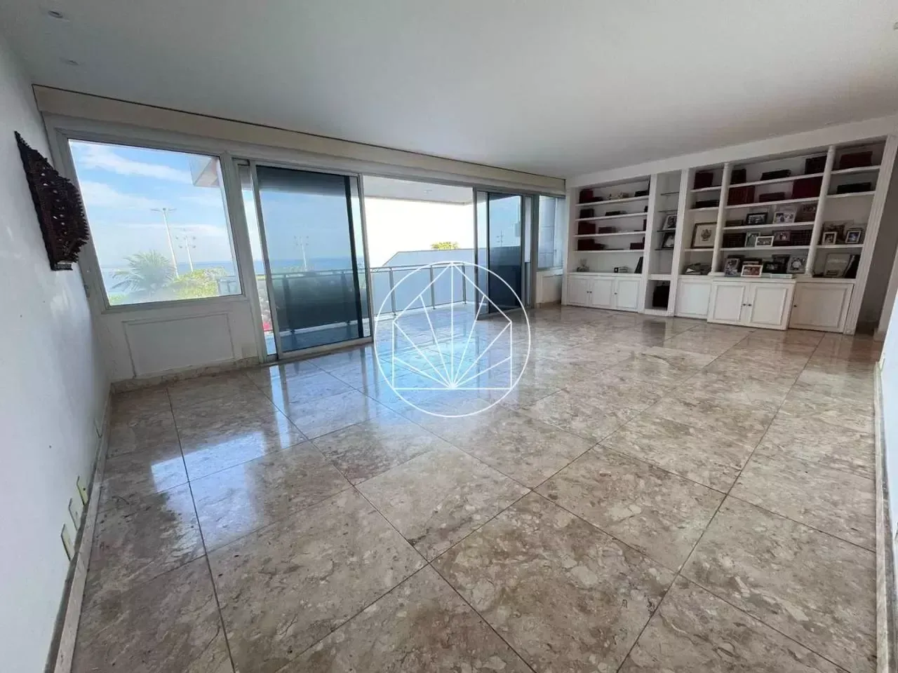 Apartamento de 3 quartos com cozinha fechada e 210 m² — photo 3