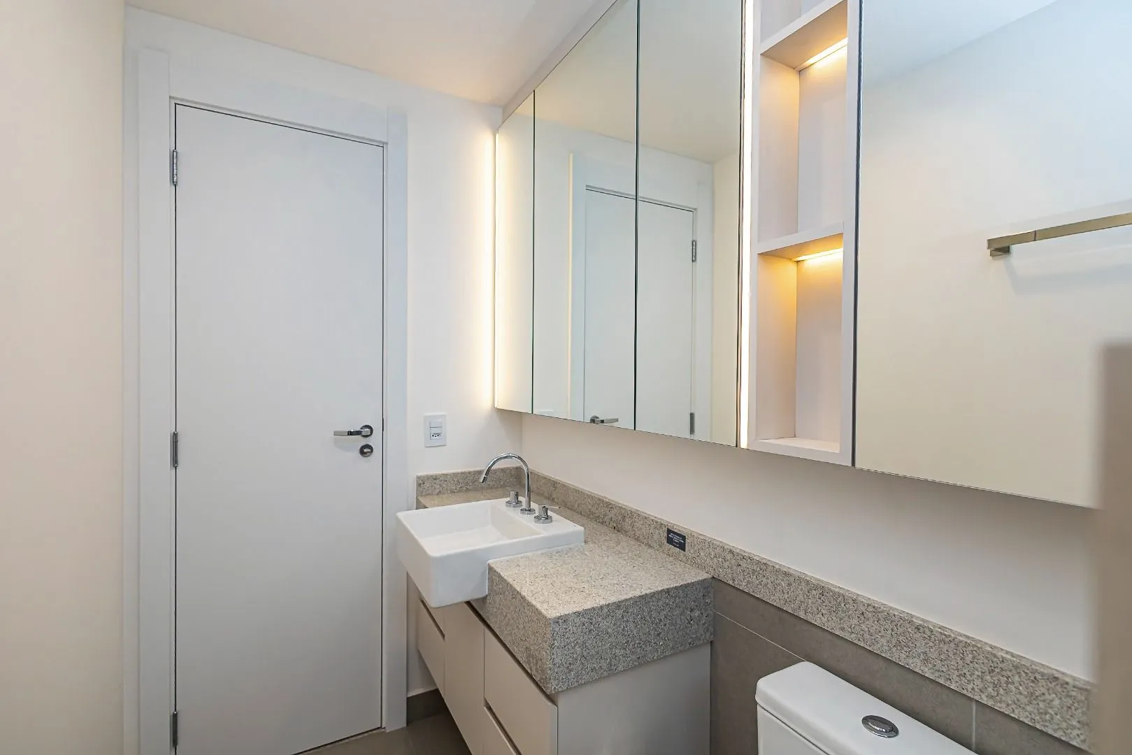 Furnished apartment, 78 m², with a glass-enclosed balcony — photo 93