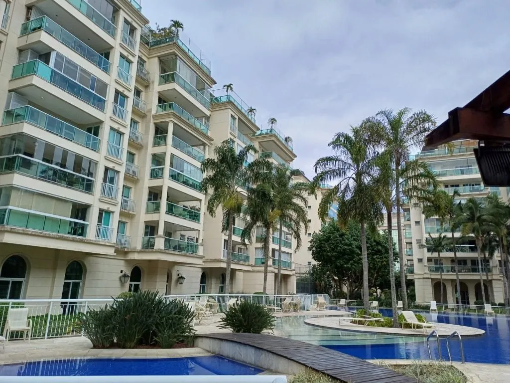 203 m² apartment with 3 bedrooms and enclosed balcony — photo 36
